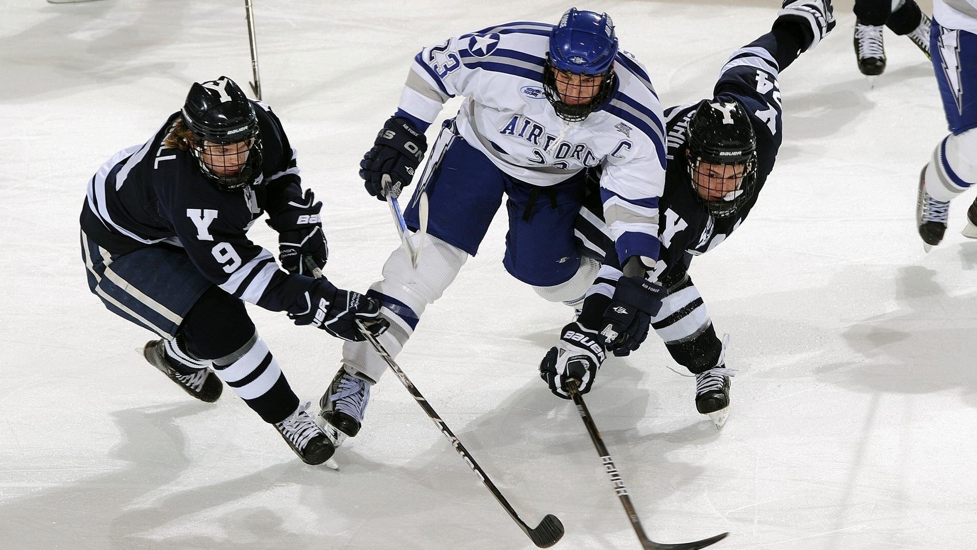 球队是否根据对手中场布防方式决定边锋持球模式，根据防守区域的大小,半场人盯人可分为