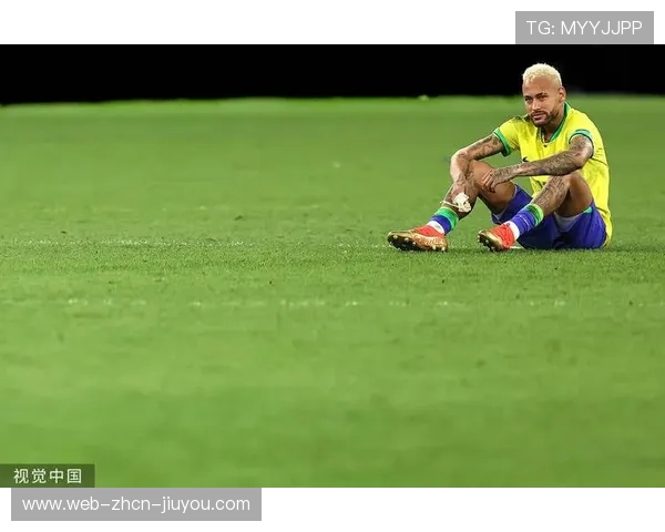 内马尔脚外侧一磕形成直塞，巴西攻势立刻提速